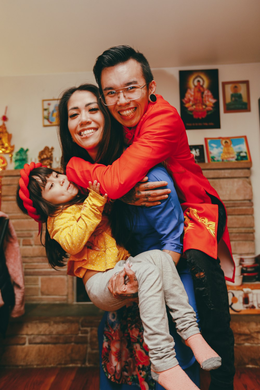 um homem e uma mulher segurando uma criança em seus braços