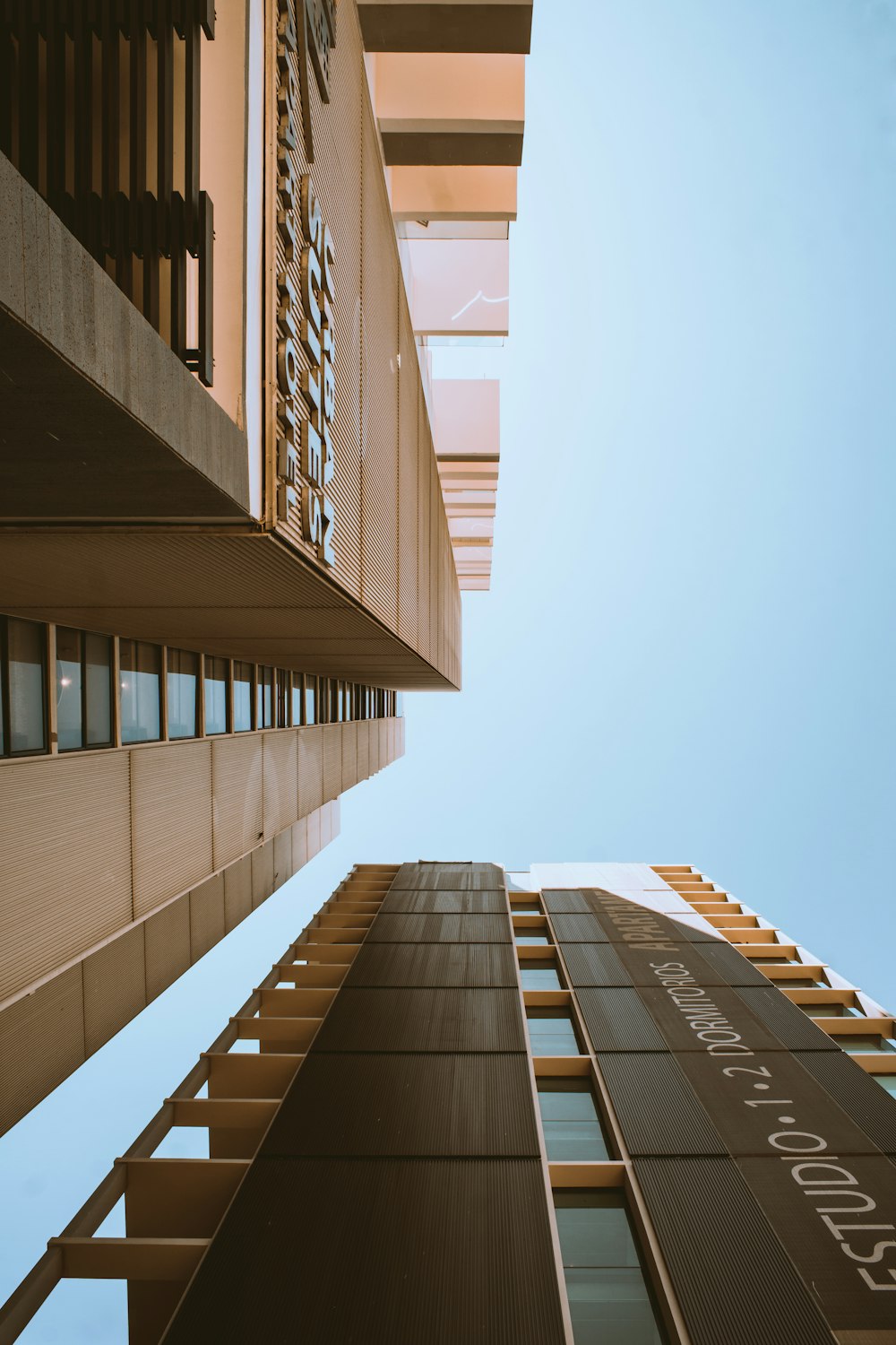 um edifício alto com um relógio ao lado dele