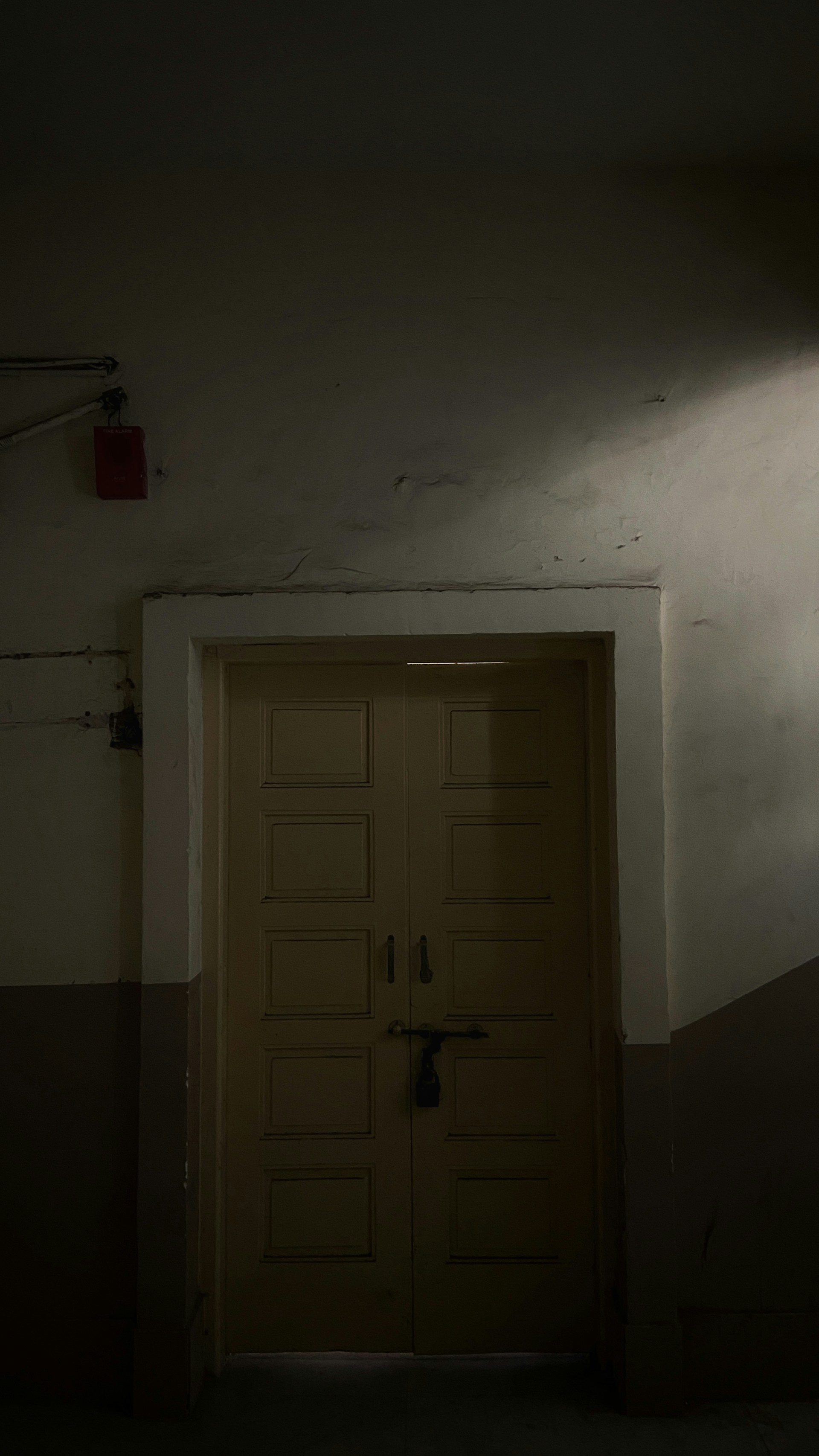 gray computer monitor