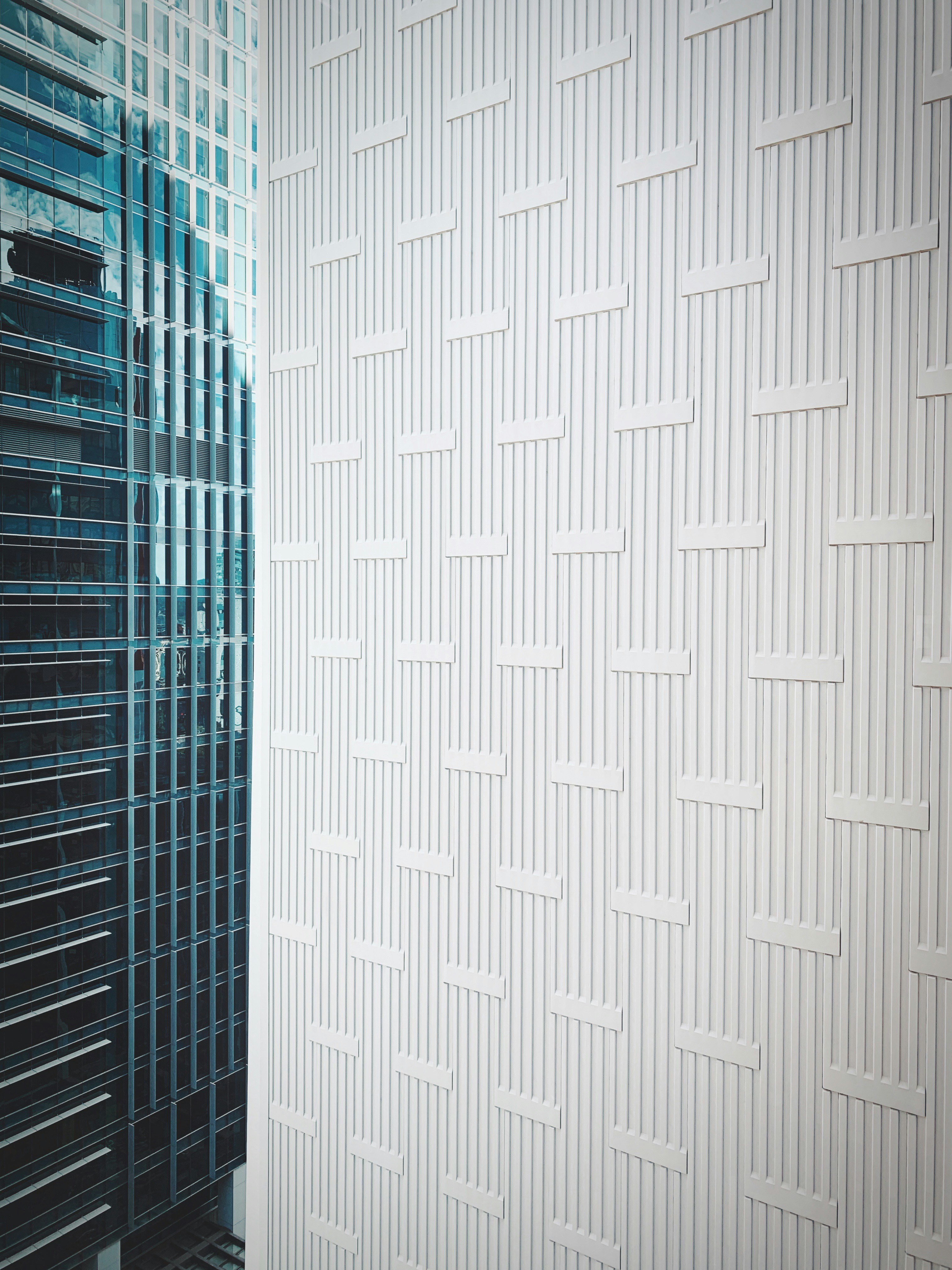 um edifício alto com um relógio ao lado dele