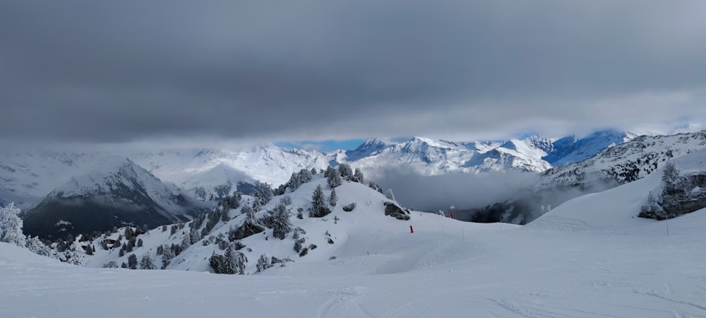 eine Person auf Skiern, die auf einem schneebedeckten Berg steht