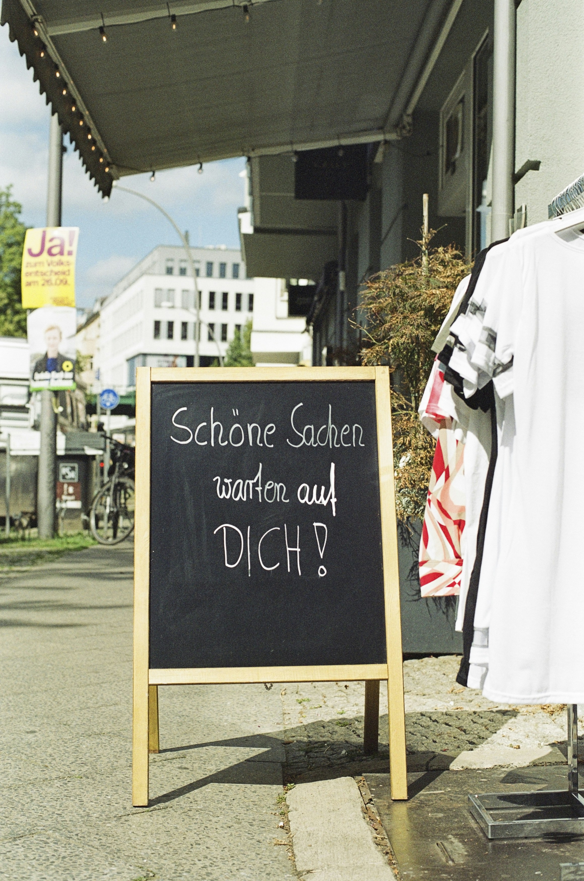 Beautiful things are waiting for YOU! Small hipster fashion shop in Prenzlauer Berg. Leica R7 (1994), Summilux-R 1.4 50mm (1983). Hi-Res analog scan by www.totallyinfocus.com – Kodak SO-553 100 (expired 2003)</p>
<p>” style=”max-width:400px;float:left;padding:10px 10px 10px 0px;border:0px;”>Warum entstehen Blasen und wie lassen sie sich zuverlässig vermeiden? Blasen bilden sich meist, weil der Kleister zu dünn aufgetragen wird oder weil die Tapete nicht lange genug einweicht. Arbeiten Sie deshalb immer nach Herstellerangaben – die Kleisterzeit variiert je nach Tapetentyp. Streichen Sie den Kleister gleichmäßig auf die Bahn, falten Sie sie dann zur sogenannten Wäsche (Kanten zur Mitte) und lassen Sie sie die angegebene Zeit ruhen. Beim Anbringen drücken Sie die Bahn mit der Tapezierbürste von der Mitte nach außen – so verdrängen Sie die Luft systematisch, statt sie einzuschließen. Wischen Sie austretenden Kleister sofort mit einem feuchten Schwamm ab, bevor er antrocknet und sichtbare Ränder hinterlässt.</p>
<p>Ob Altbau oder Neubau – Sockelleisten verzeihen keine Nachlässigkeit. Wer schon einmal eine Leiste geschnitten hat, kennt das Problem: Die Ecke klafft, der Kabelkanal passt nicht, oder die Wand ist schief. Dabei lässt sich mit der richtigen Technik und etwas Geduld ein sauberes Ergebnis erzielen, das ohne Spalten und Fugen auskommt. Entscheidend ist die Wahl der Schnittart: eine präzise Gehrung für Innenecken, ein gerader Schnitt für Außenecken oder eine Kombination aus beidem bei unregelmäßigen Wandverläufen.</p>
<p>Was beim Aufbau gegen Wackeln und Knarzen hilft Montiere das Bett zuerst komplett auf dem Boden und verschraube alle Verbindungen lose. Stelle es dann an seinen Platz, richte es mit einer Wasserwaage aus und ziehe erst danach alle Schrauben fest nach. Verwende unbedingt Unterlegscheiben aus Metall, wenn Schrauben in Holz greifen – sie verhindern, dass sich die Löcher weiten. Gegen seitliches Wackeln hilft eine diagonale Strebe an der Rückwand, die du zusätzlich an der Wand festschraubst. Achtung: Eine starre Verschraubung mit der Wand überträgt Schwingungen vom Bett auf die Wand – lege deshalb Gummipuffer zwischen Bettrahmen und Wandhalterung. Das eliminiert das meiste Knarzen an der Wandverbindung.</p>
<p>Der Unterschied zwischen Gehrung und Stoß: Wann welche Technik funktioniert Für Innenecken ist die Gehrung der Klassiker: Beide Leisten werden auf 45 Grad geschnitten und treffen sich in der Ecke. Das wirkt elegant, verzeiht aber keine Abweichungen. Ein alternativer Ansatz ist der „Stoß”: Eine Leiste wird gerade abgeschnitten und stößt auf die volle Fläche der anderen. Diese Methode ist besonders bei alten Wänden ratsam, die selten exakt rechtwinklig sind. Für Außenecken gilt das Gegenteil: Hier ist die Gehrung die einzig saubere Lösung, da sie die sichtbare Kante bildet. Üben Sie zuerst an Reststücken – so erkennen Sie, ob Ihre Säge wirklich präzise arbeitet.</p>
<p>Zusätzlich zum Bohren gibt es Alternativen, die den Mietvertrag nicht belasten: Deckenleuchten, die bereits vorhanden sind, bieten oft eine stabile Aufhängung, wenn Sie die Pflanze mit einem Haken an der Lampenfassung oder am Baldachin befestigen. Auch Klemmstangen für Fenster oder Türen eignen sich, wenn die Pflanze leicht ist. Aber Vorsicht: Nicht jede Leuchte trägt viel Gewicht – eine schwere Pflanze kann die Lampe herunterreißen. Wenn Sie unsicher sind, entscheiden Sie sich lieber für ein Regal oder eine Wandhalterung, die ebenfalls eine Genehmigung benötigt, aber einfacher zu montieren ist. Am wichtigsten: Kommunizieren Sie mit dem Vermieter. Offene Fragen klären, schriftliche Erlaubnis einholen und alles dokumentieren – das verhindert, dass aus einer schönen Pflanze ein teurer Rechtsstreit wird.</p>
<p>If you have any issues relating to wherever and how to use <a href=