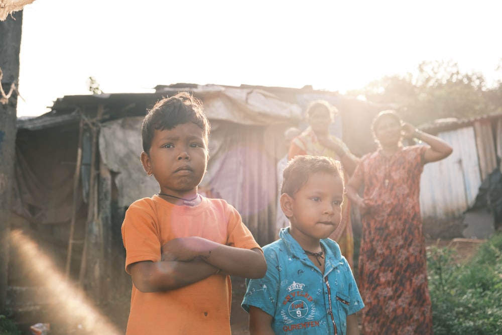 Un par de niños parados uno al lado del otro