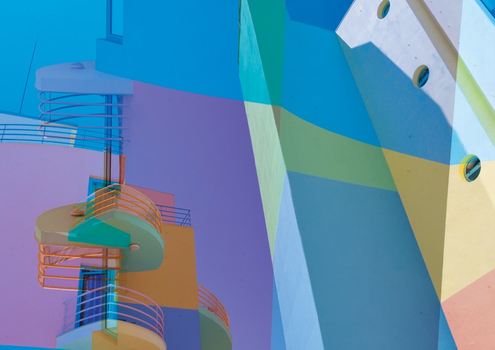 Un edificio multicolor con una escalera de caracol al lado