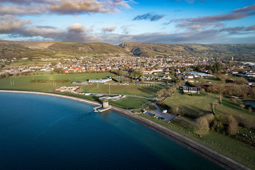 une vue aérienne d’une petite ville au bord de l’eau