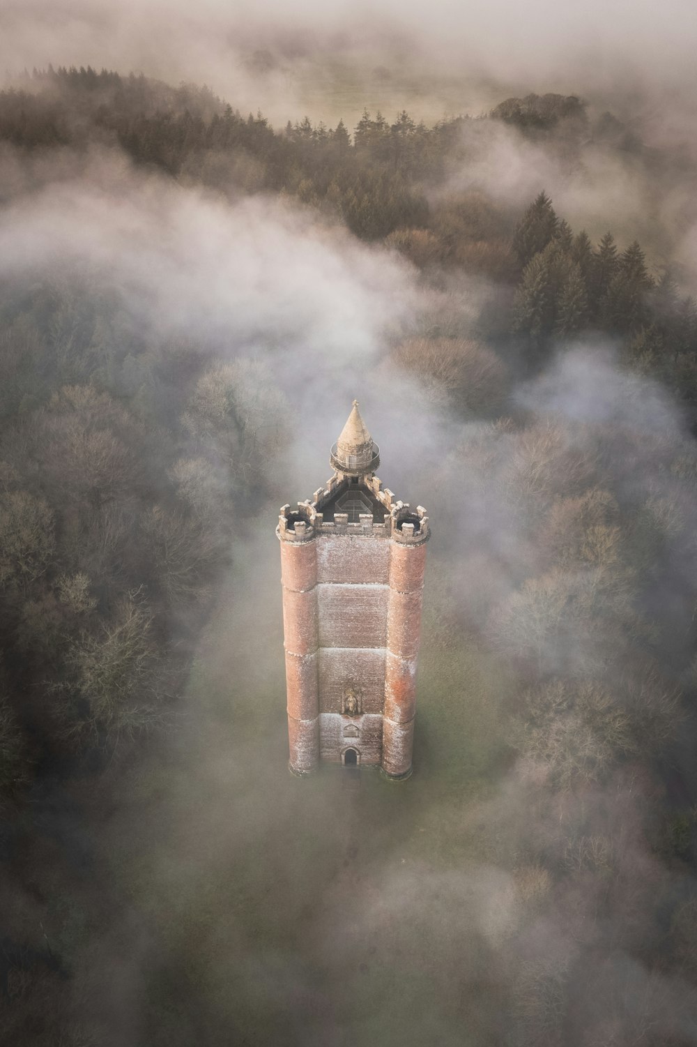 uma vista aérea de uma torre no meio de uma floresta