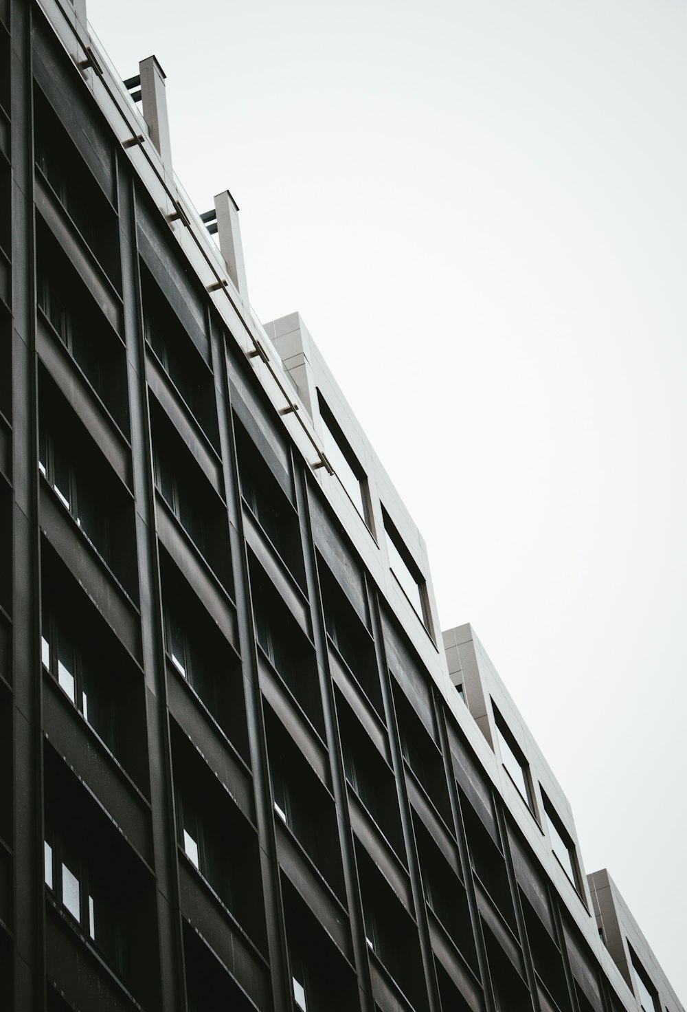 Una foto en blanco y negro de un edificio alto