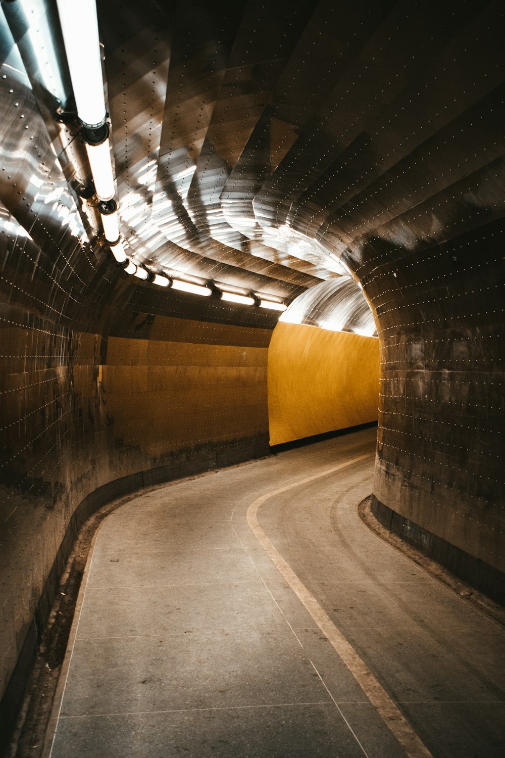 un long tunnel avec une lumière au bout