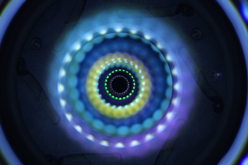 una imagen de un objeto circular con luces en él
