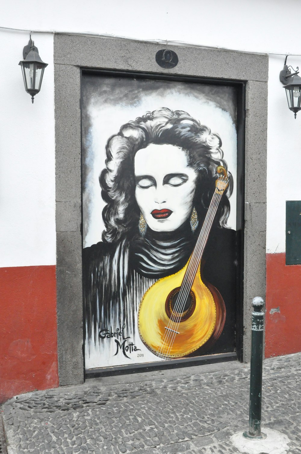 Ein Gemälde einer Frau, die eine Gitarre hält