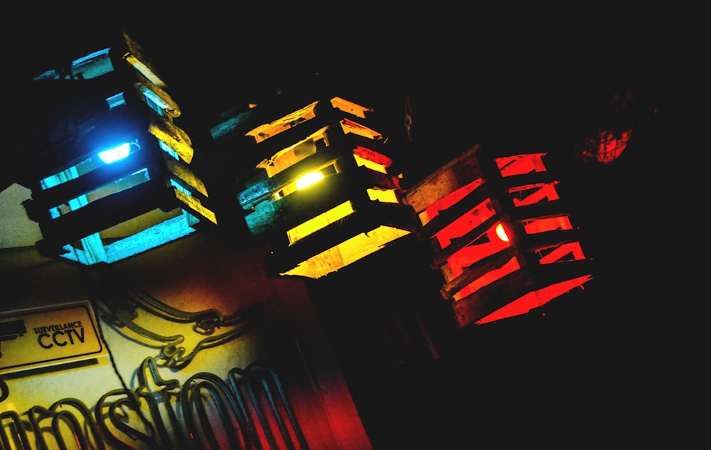 Un edificio iluminado con luces de colores por la noche