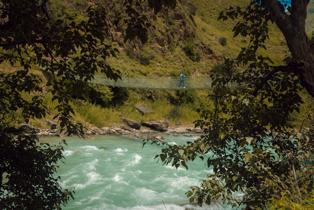 Un hombre montando una tabla de surf en la cima de un río