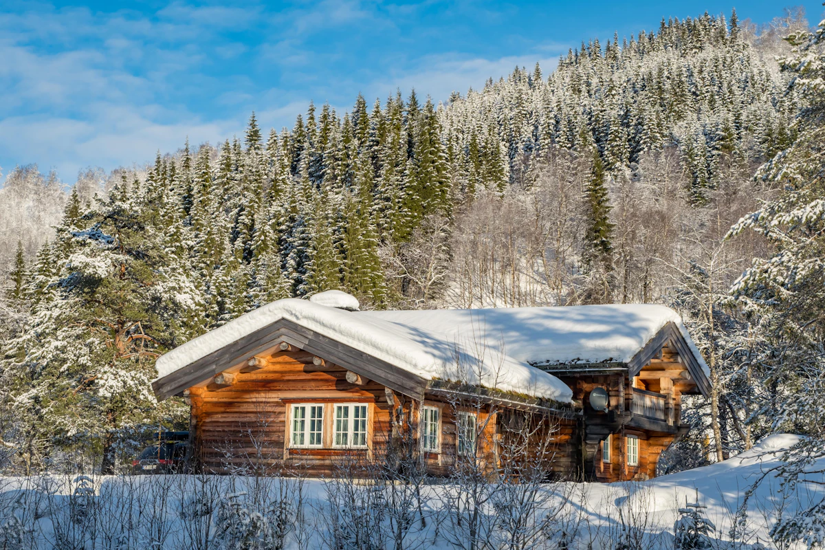Cabana em meio a uma floresta nevada na Noruega