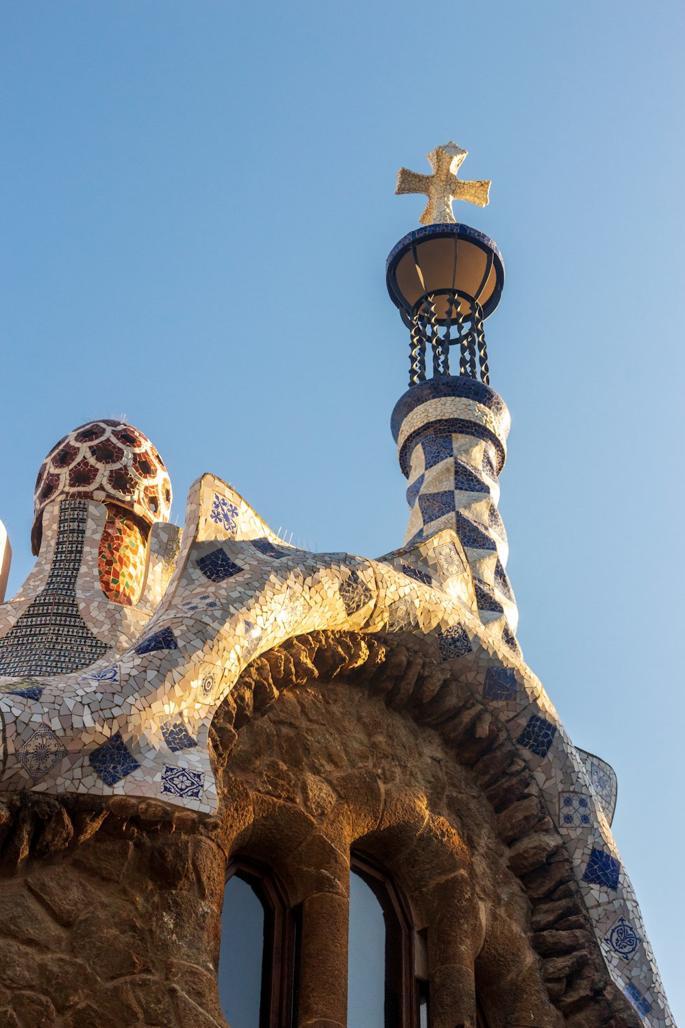 una torre alta con una cruz encima