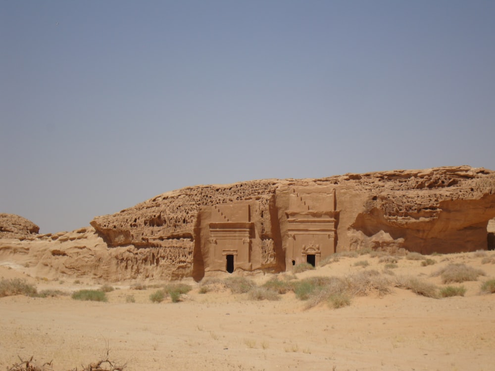 uma cena do deserto com um edifício no meio do deserto