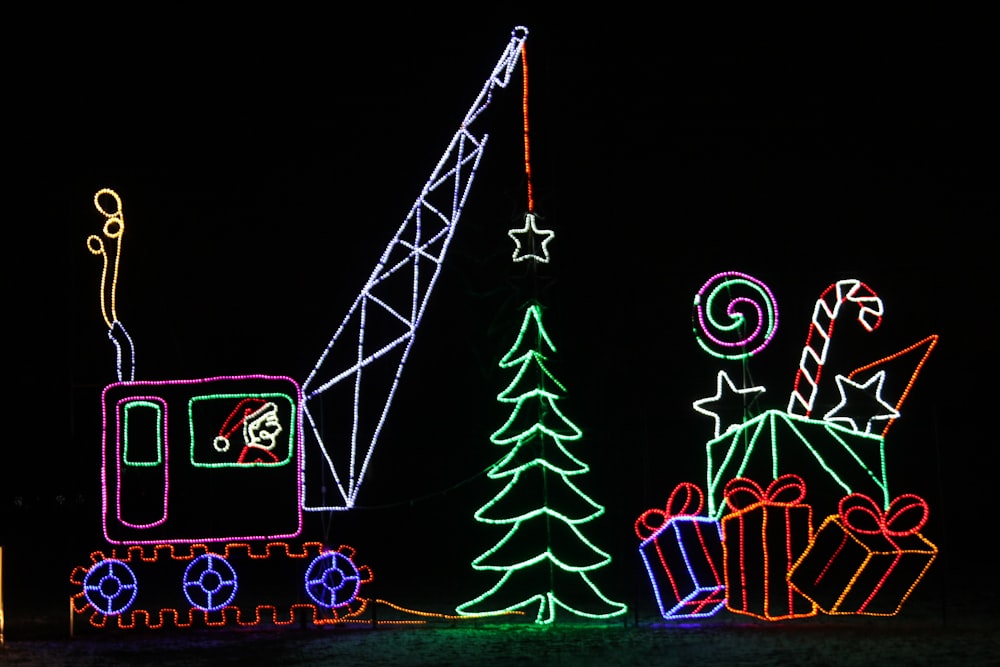 Un display di luci natalizie con una gru e un albero di Natale