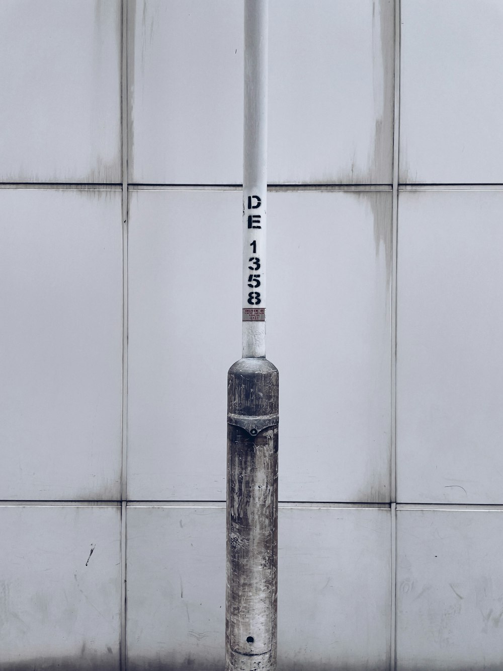um poste de metal com uma placa de rua sobre ele