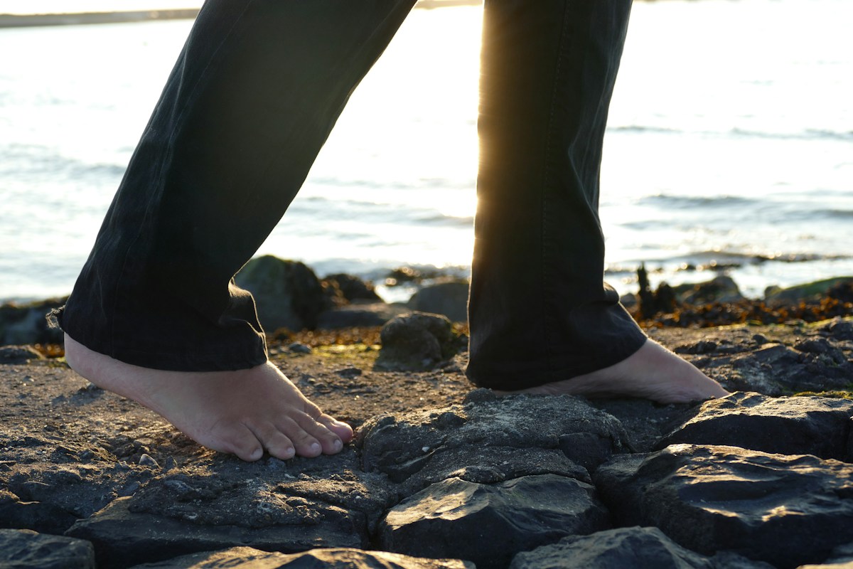 Photographie d'illustration de pieds en mouvement