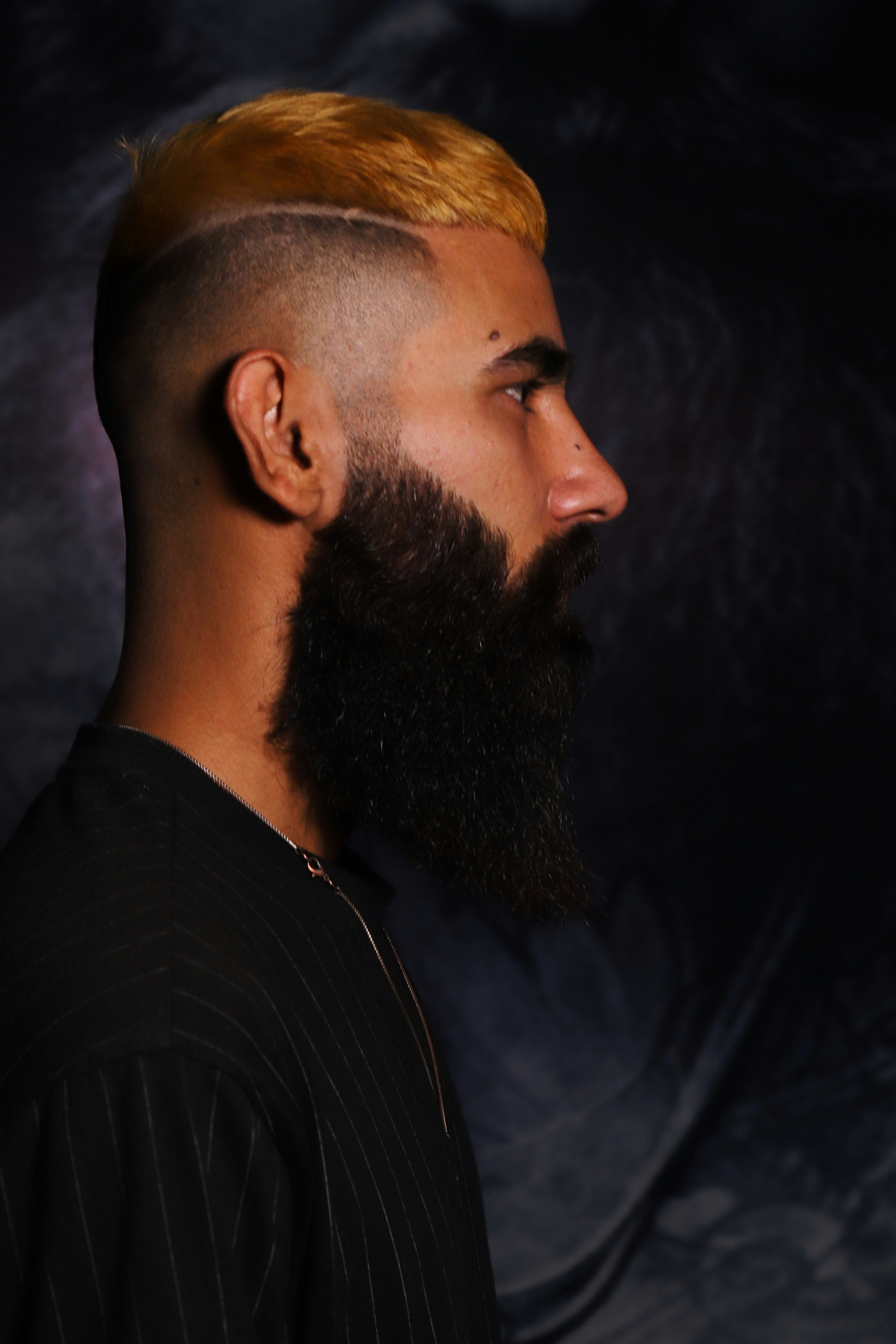 長いあごひげと黄色い髪の男