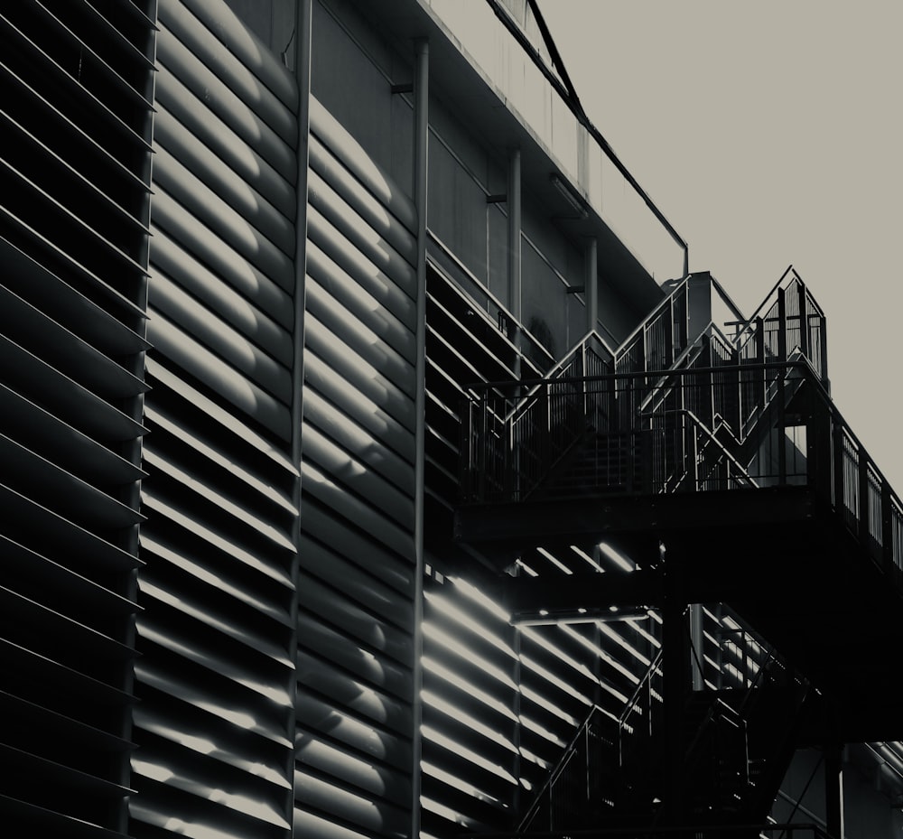 Una foto en blanco y negro de un edificio con una escalera de incendios