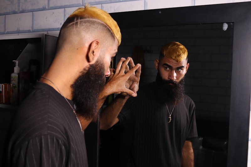 Barbier mit gepflegtem Bart im Studio