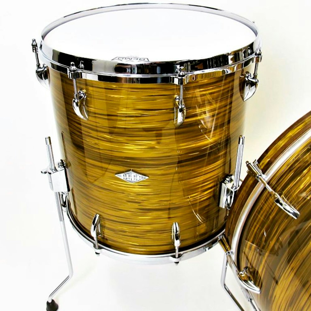 um close up de um tambor em um fundo branco