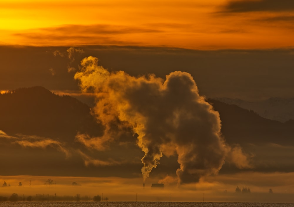 un grande pennacchio di fumo che esce da una pipa