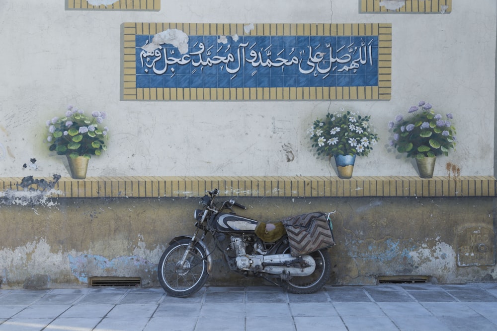 une moto garée devant un immeuble
