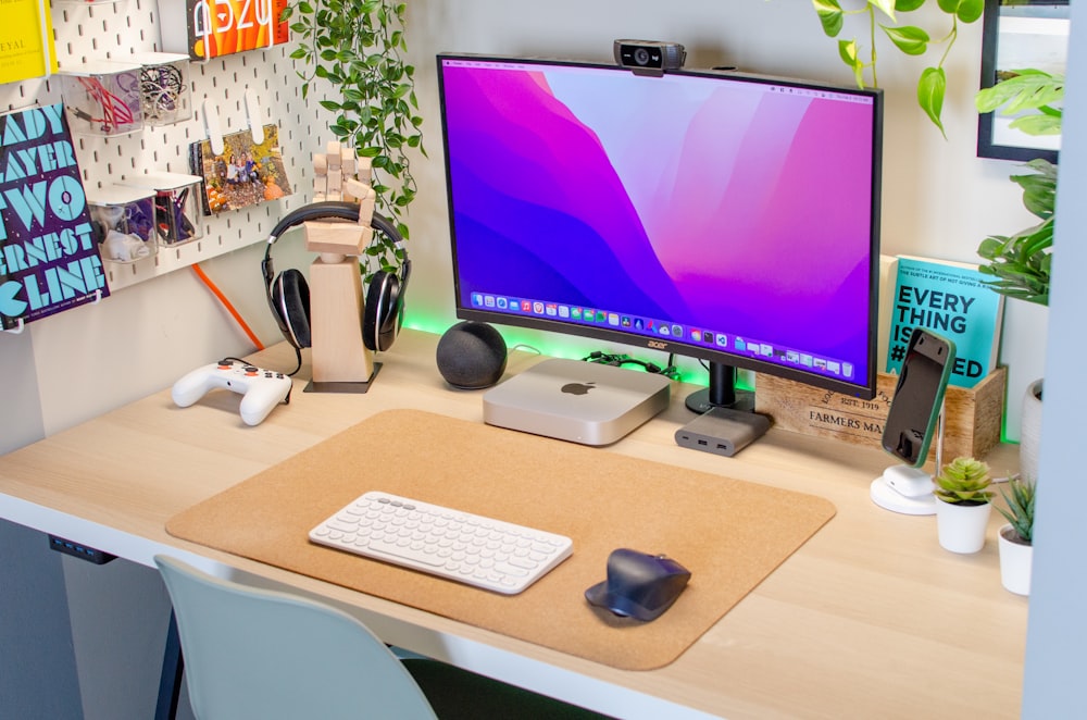 um computador de mesa sentado em cima de uma mesa de madeira