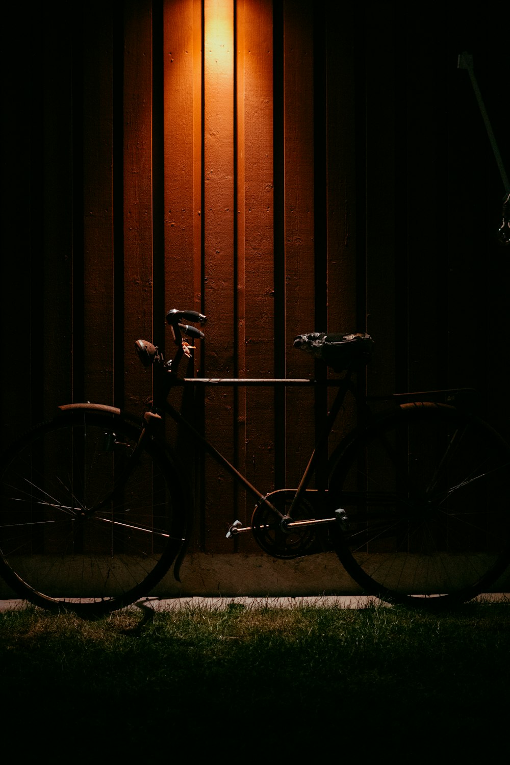 una bicicleta estacionada frente a un edificio por la noche