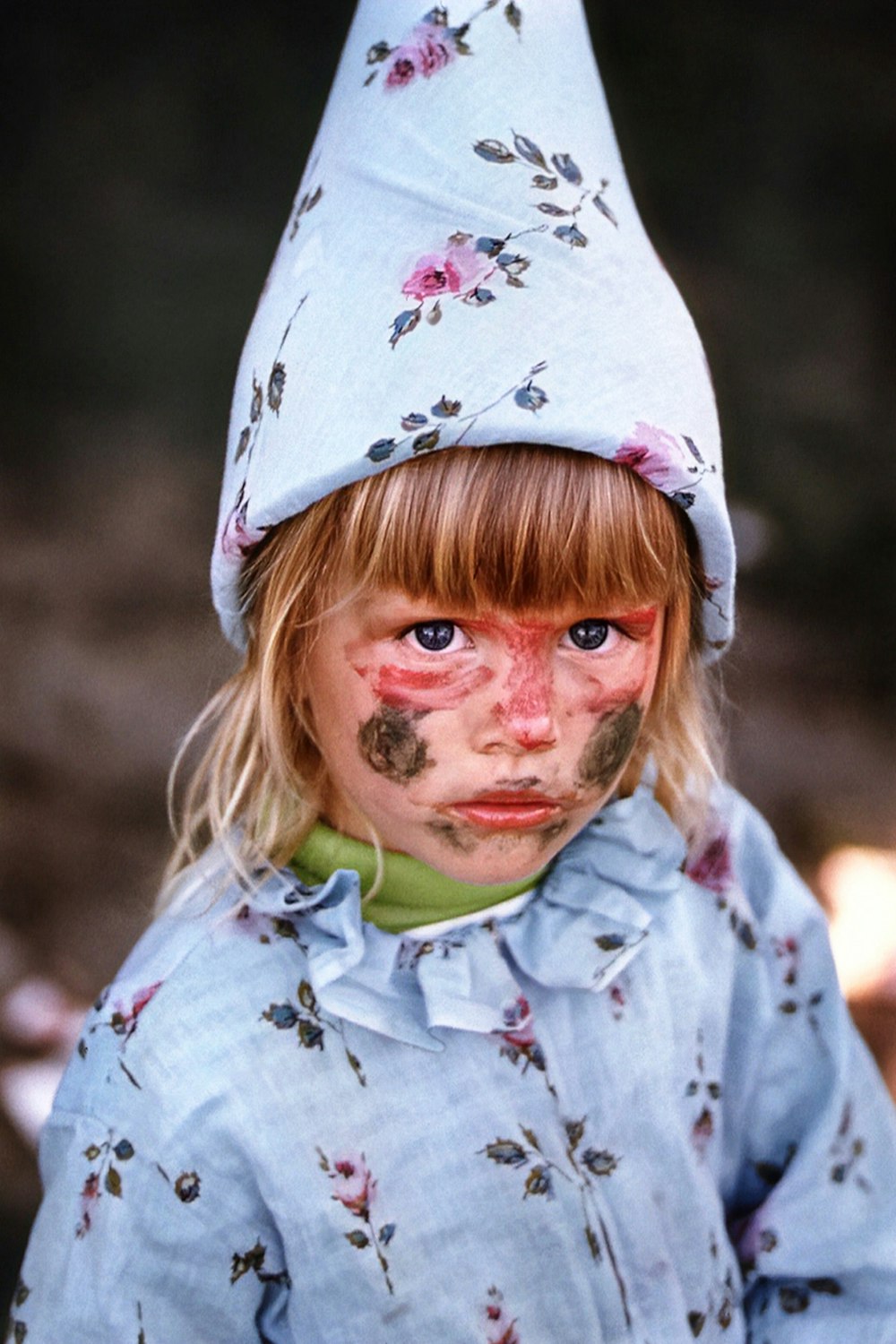 Foto Una niña con un sombrero azul en la cabeza – Imagen EE.UU