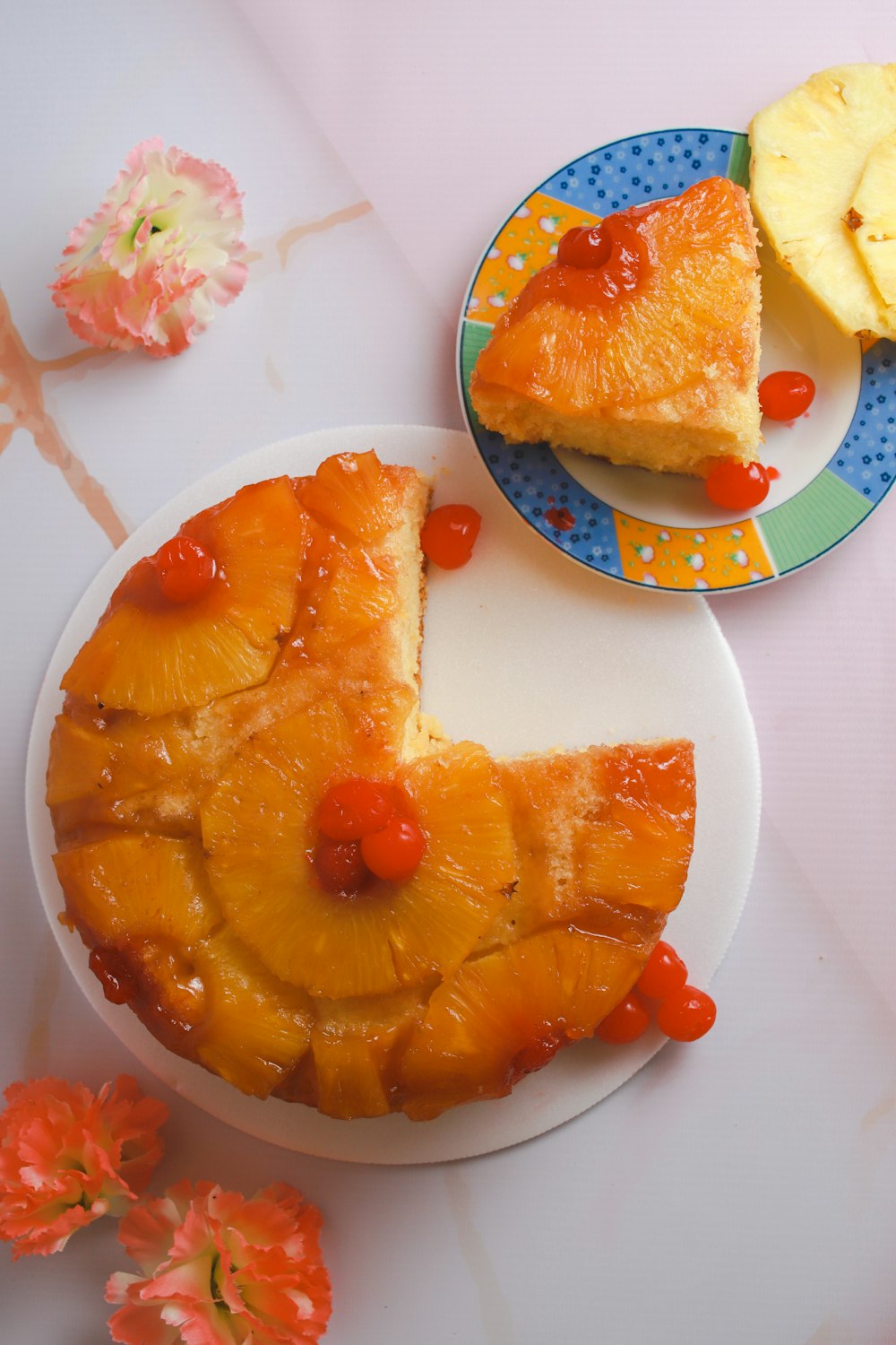 Ein Ananas-Kuchen auf dem Kopf auf einem Teller