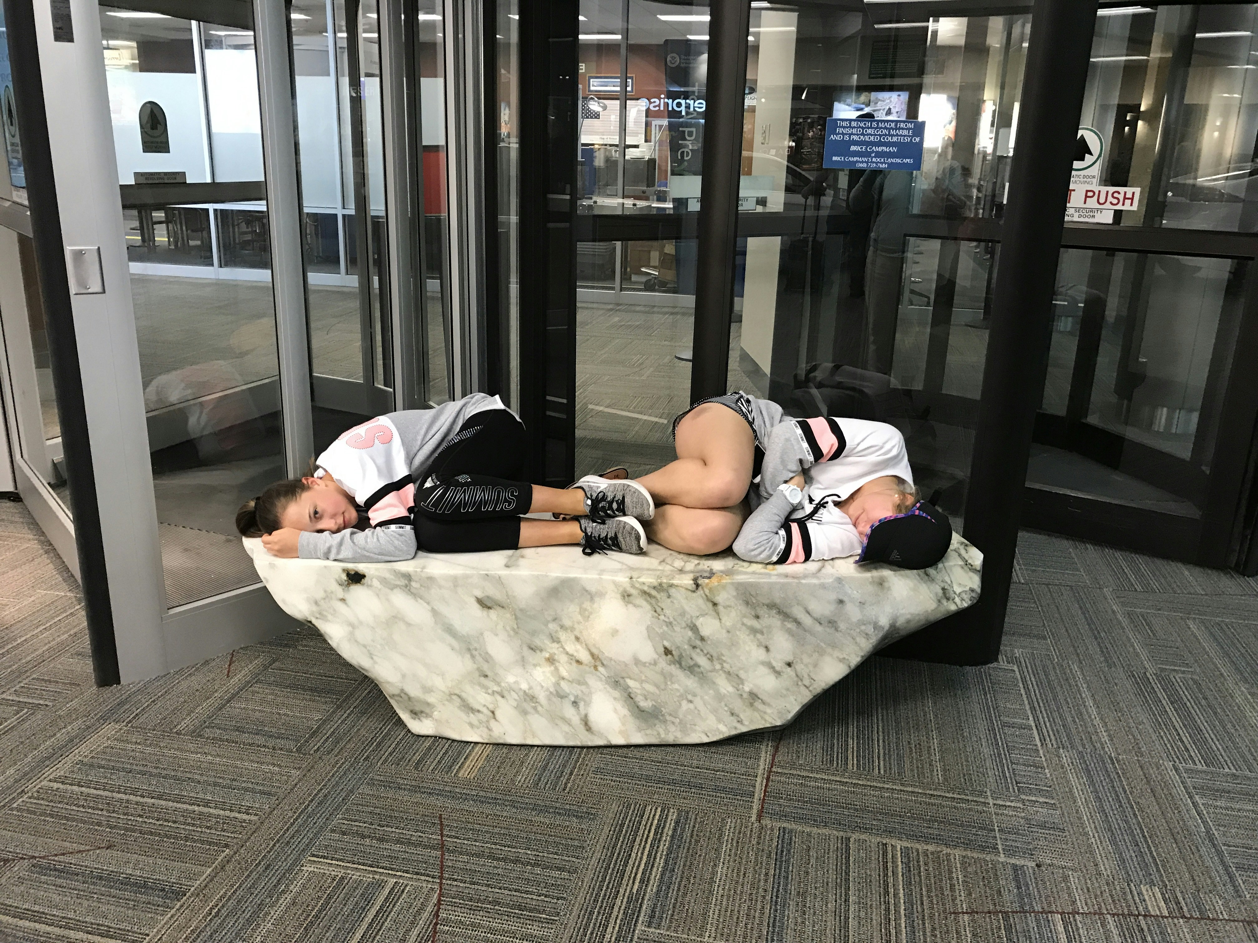 新生兒攝影安全指南：捕捉0-3個月寶貝萌姿的專業技巧，先把安全做對再拍可愛：很多人踩的坑：哪些姿勢、燈光和安撫方法最容易出事？