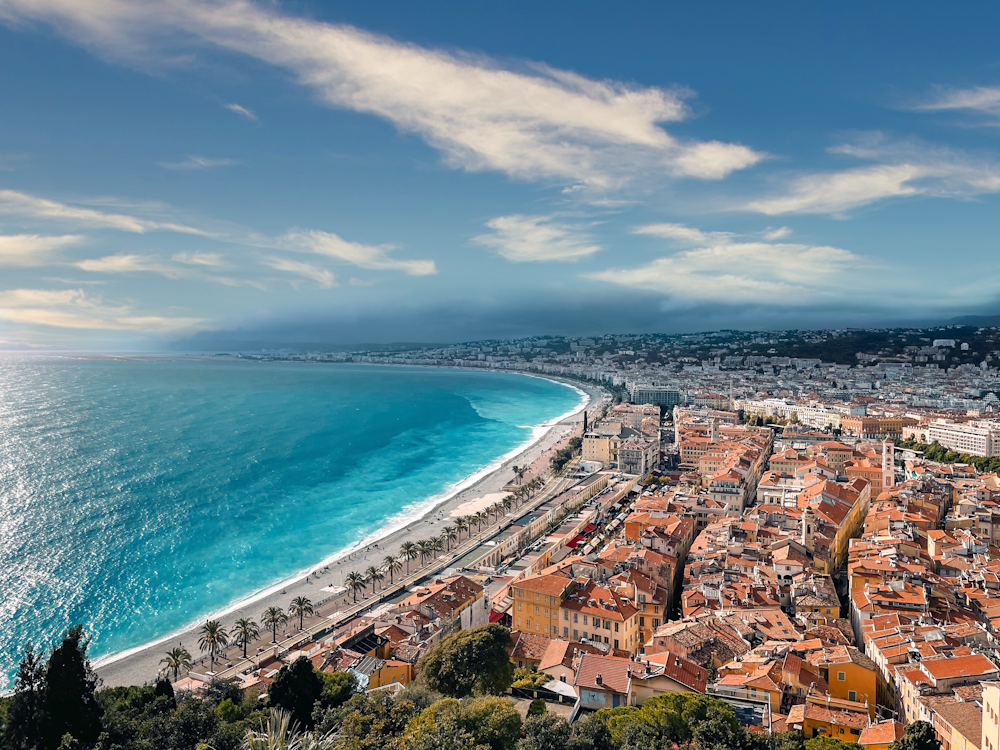 Eine Luftaufnahme einer Stadt am Meer