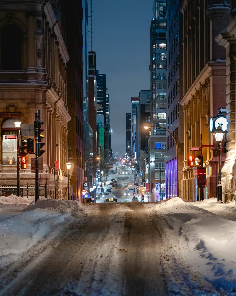 Una strada della città è coperta di neve di notte