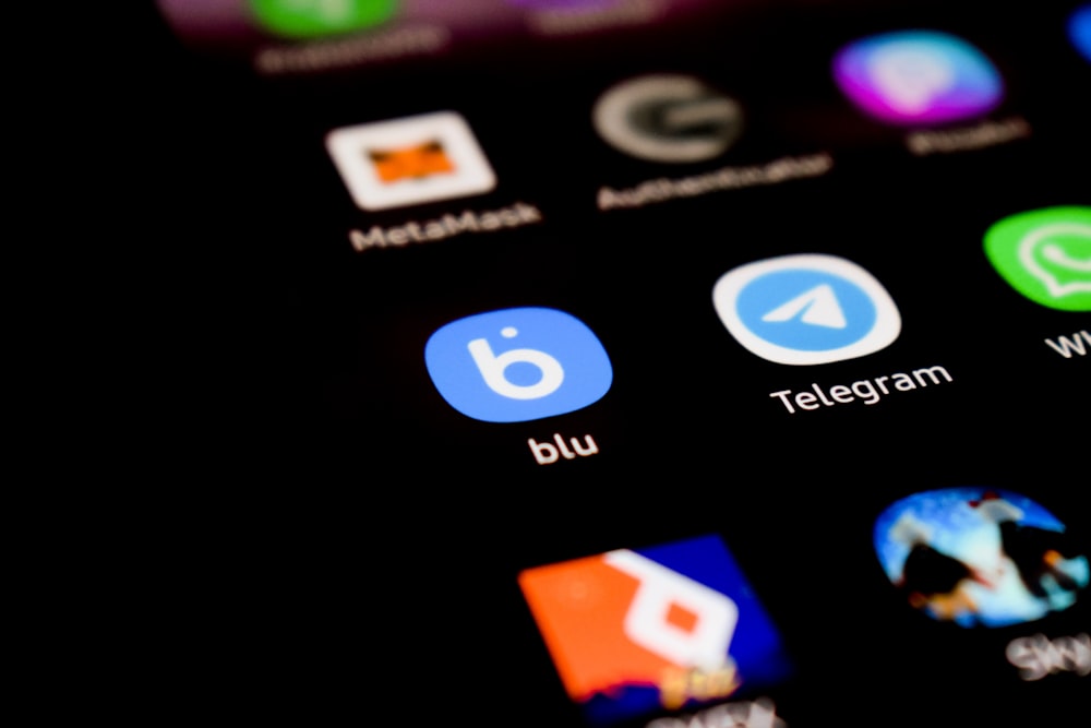 Un primer plano de un teléfono celular con diferentes iconos de aplicaciones