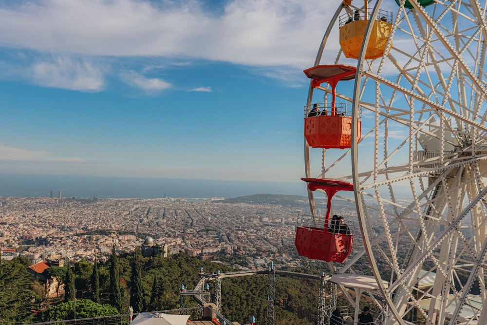 Una ruota panoramica che domina la città di Barcellona