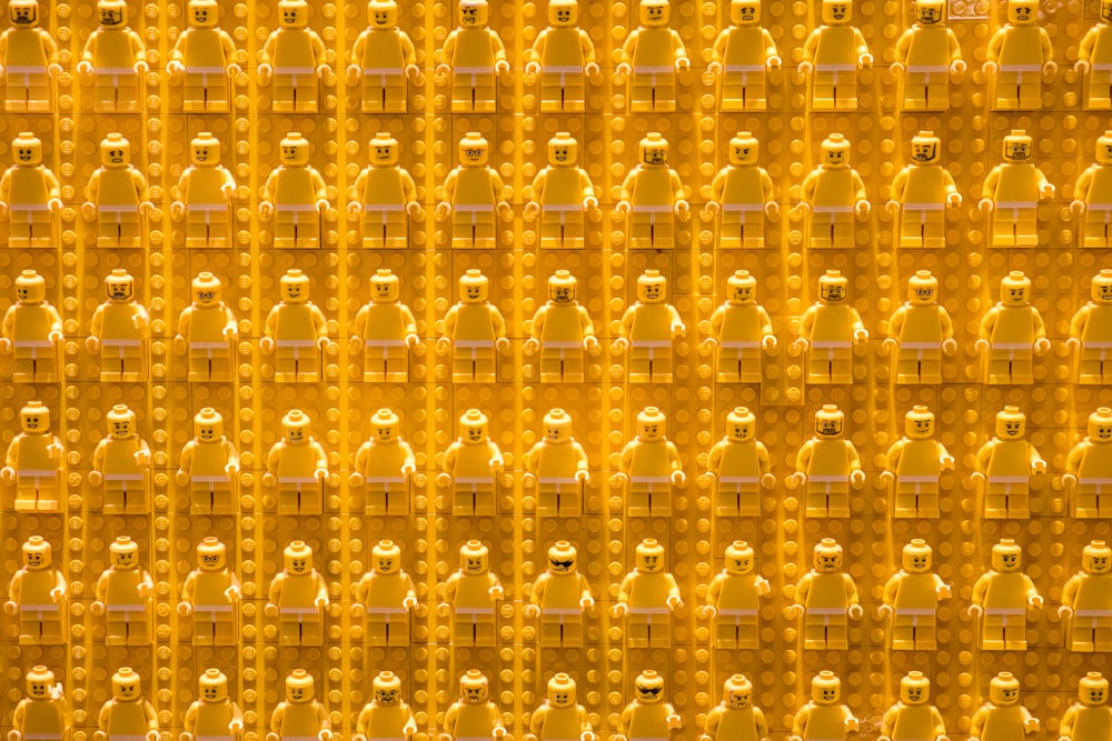 a wall of yellow legos are arranged in a pattern