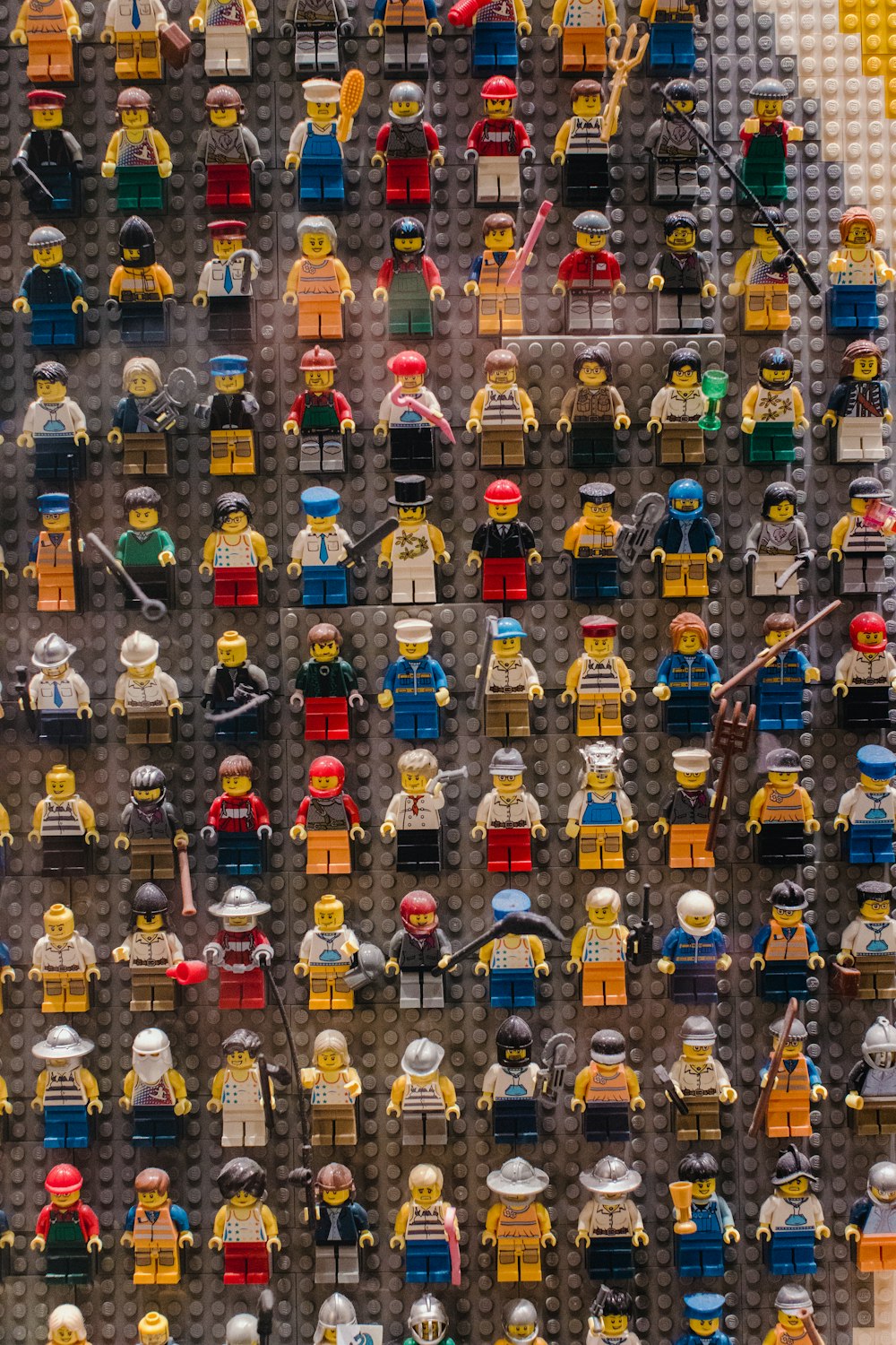 Una grande esposizione di LEGO di diversi colori e dimensioni