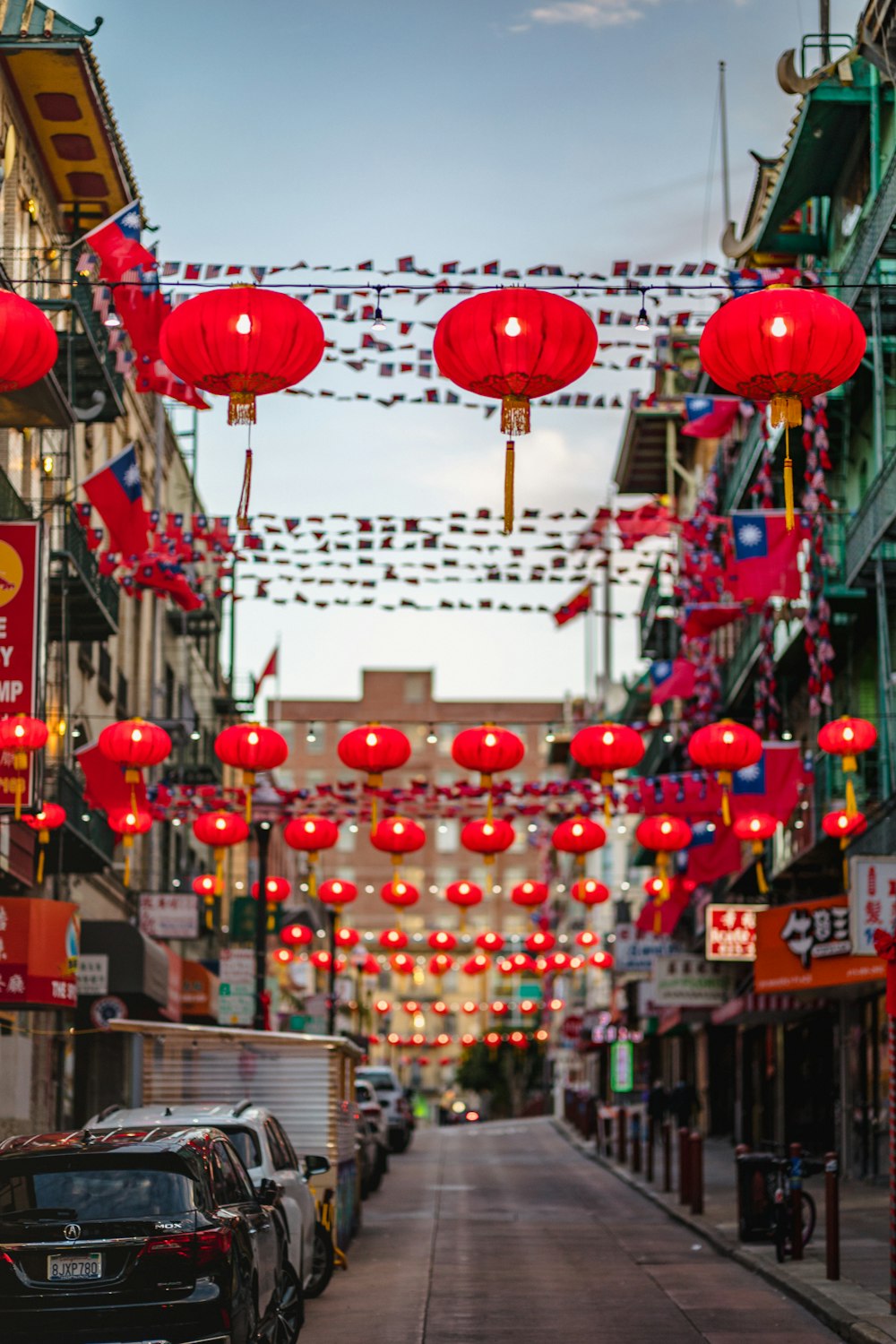 Une rue bordée de nombreuses lanternes rouges