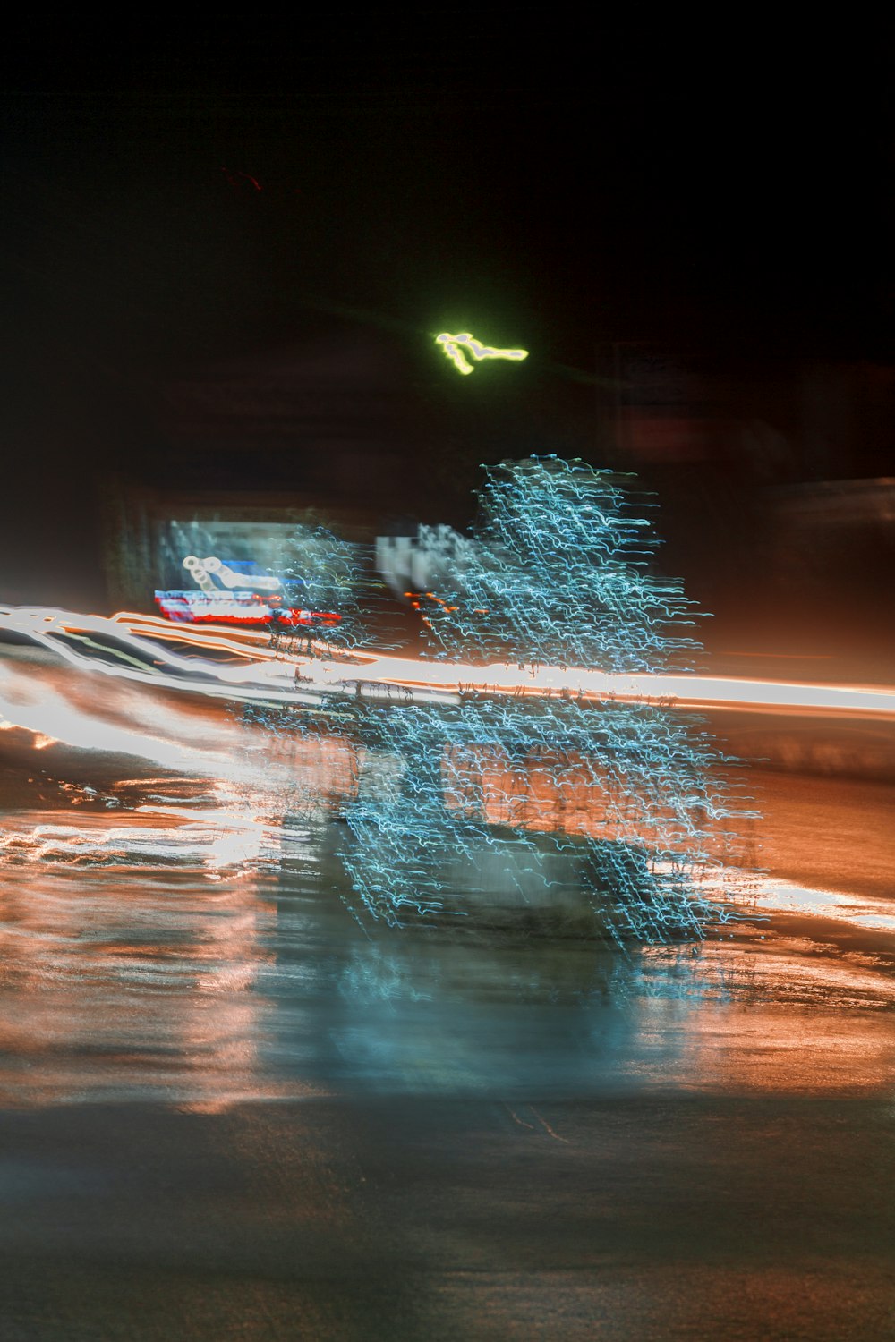 Ein verschwommenes Foto einer Straße bei Nacht