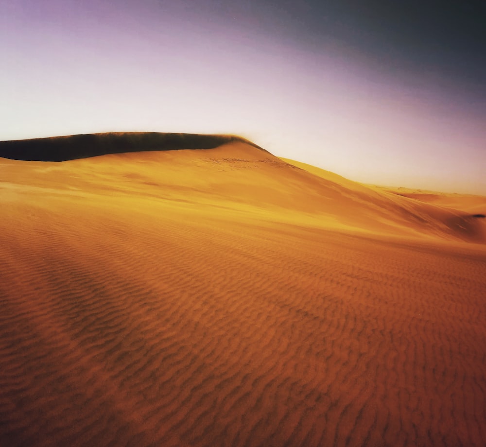 eine große Sanddüne mitten in einer Wüste