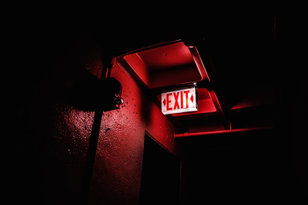 어둠 속에서 불이 켜진 출구 표지판