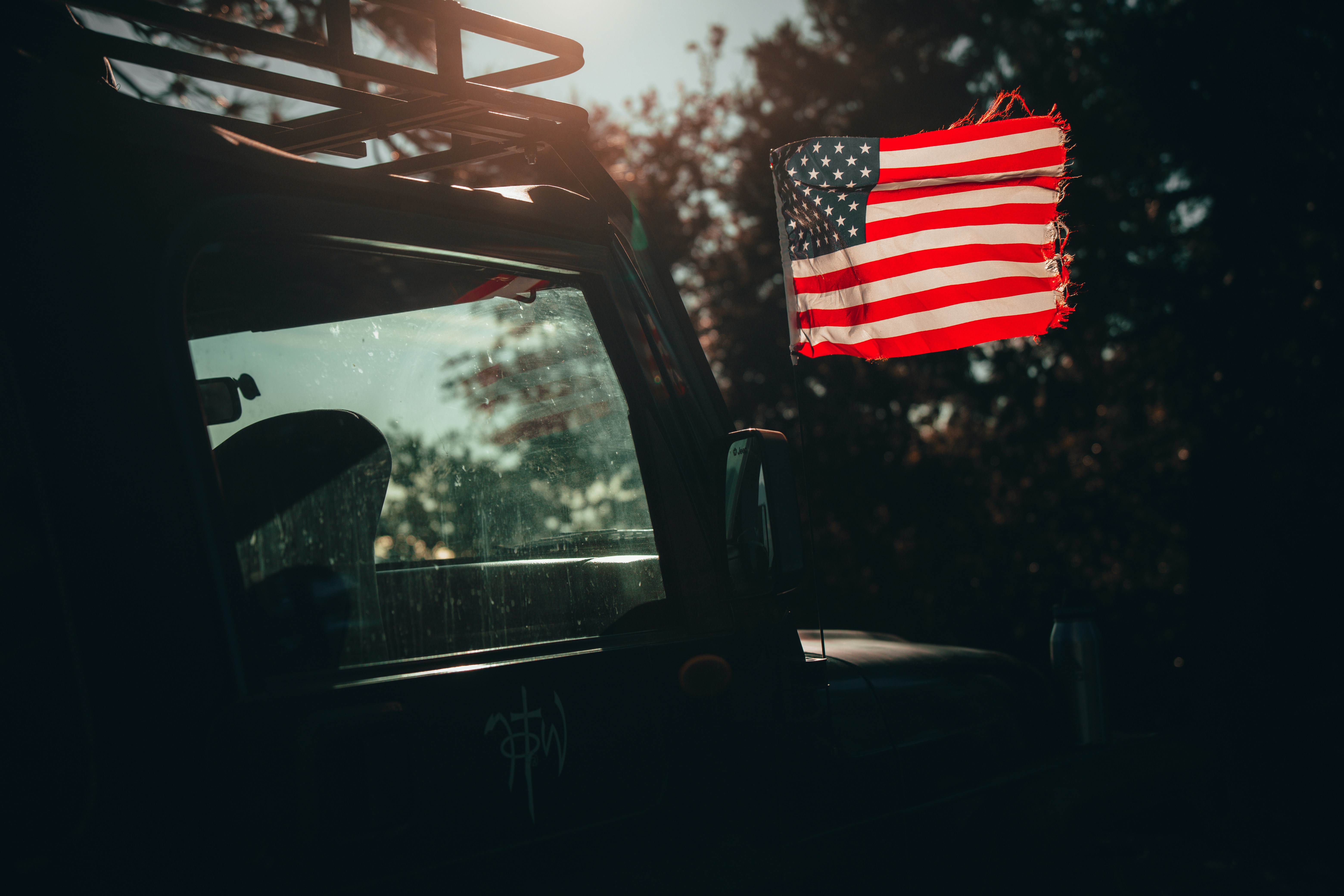 トラックの後ろからぶら下がっているアメリカの国旗