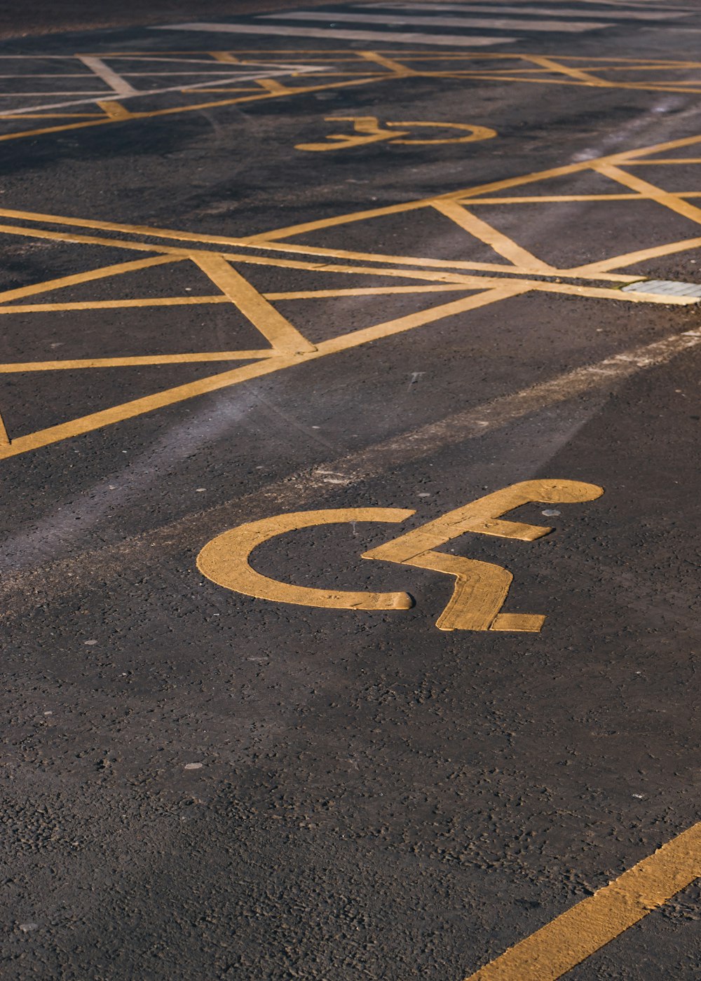 un parcheggio con un idrante nel mezzo