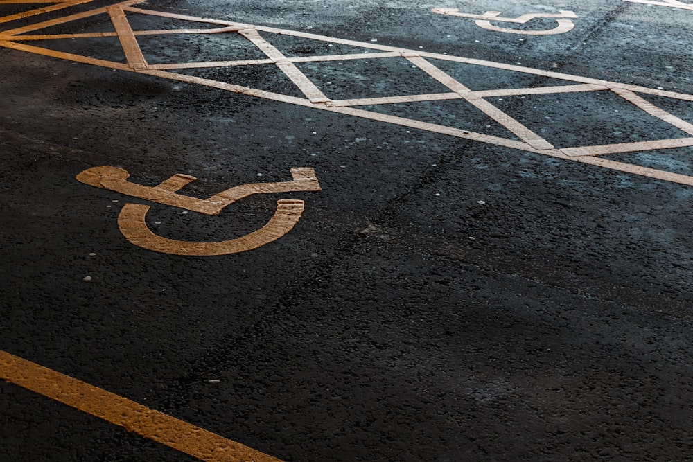 um espaço de estacionamento com uma placa para deficientes pintada nele