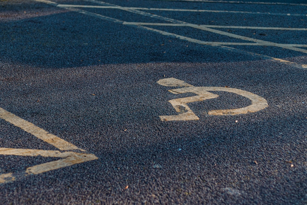 un estacionamiento con un letrero para discapacitados pintado en él