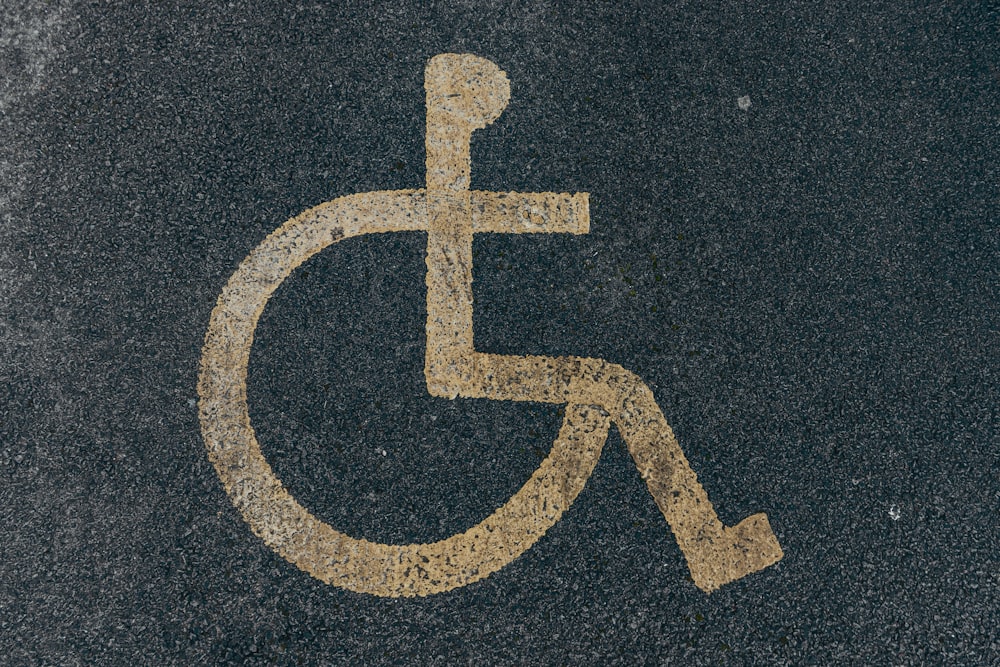 una señal de discapacidad pintada en el suelo