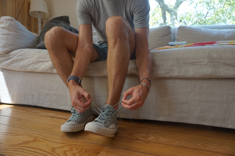 Personne assise tenant des chaussures