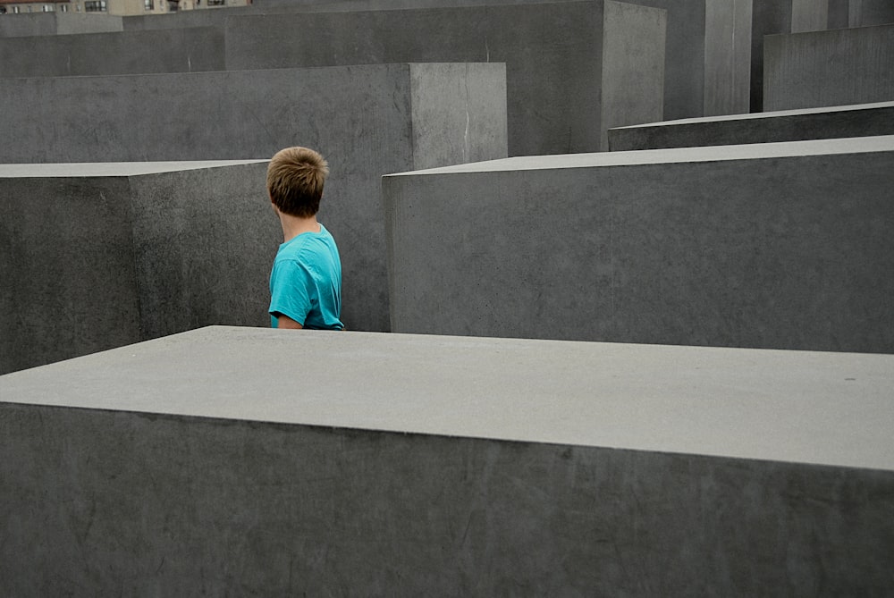 Un niño parado en medio de una estructura de cemento